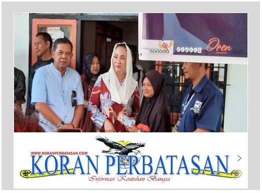 Bupati Natuna menyerahkan bantuan sosial tunai kepada warga di Kantor Pos Ranai