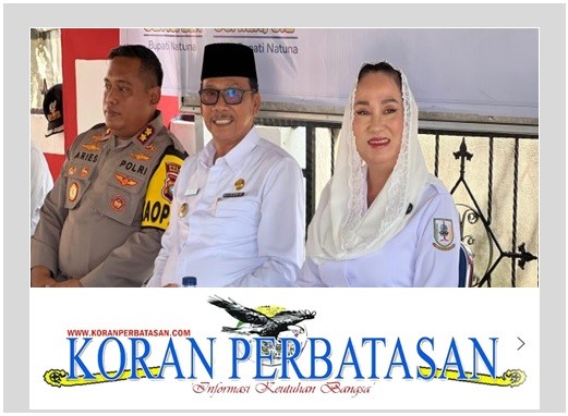 Bupati Natuna menyerahkan bantuan beras secara simbolis kepada masyarakat penerima