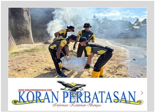 Personel Basarnas Natuna membersihkan pesisir pantai dalam Gerakan Natuna Bersih 2025