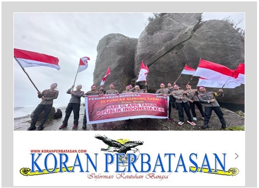 Personel kepolisian mengibarkan bendera Merah Putih di puncak Gunung Ranai setinggi 1.035 mdpl.