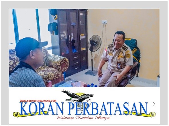 Petugas Karantina Ikan Natuna memeriksa ikan hidup sebelum dikirim ke pasar ekspor.