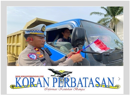 Kasat Lantas Polres Melawi pimpin pembagian bendera merah putih kepada pengendara di Tugu Juang II Nanga Pinoh.