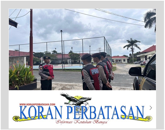 Kasat Samapta Polres Natuna IPTU Ekky Sunanto saat memberikan instruksi persiapan melaksanakan patroli humanis.