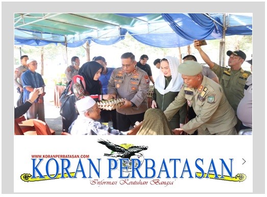 Kapolres Natuna dan Bulog menyalurkan sembako murah kepada warga dalam rangka HUT ke-80 RI