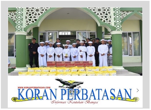 Dansatbrimob Polda Kalbar KBP Dede Rojudin menyerahkan bantuan kepada pimpinan Pondok Pesantren Tahfidzul Qur’an Wadda’wah Daarul Ishlah Assalafiyah, Kalimantan Barat.
