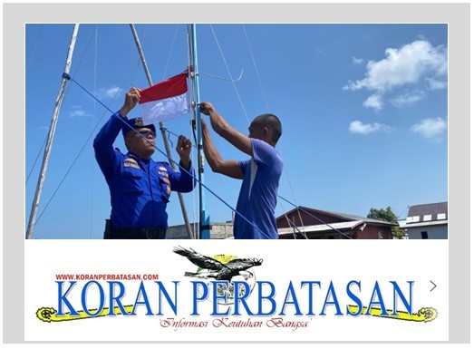 Petugas Satpolairud Polres Natuna menyerahkan bendera Merah Putih kepada nelayan Sedanau sebagai bentuk penguatan semangat nasionalisme di wilayah perairan perbatasan.