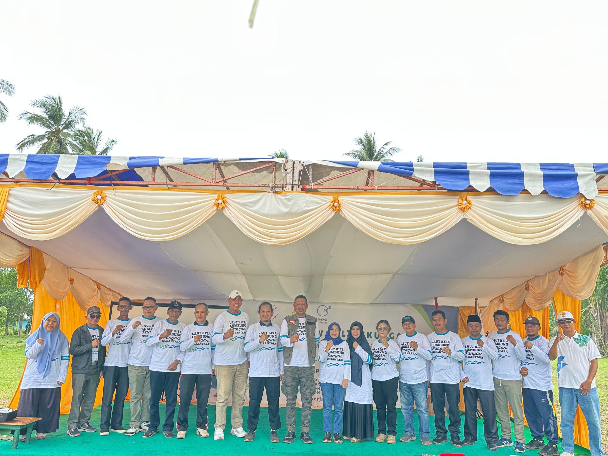 Potret bersama antara Sekda Kabupaten Kepulauan Anambas, Sahtiar, S.H., M.M., dan Medco E&P Natuna Ltd serta Detara Foundation sukses dalam Festival Lingkungan Anambas 2025 di Lapangan Sepak Bola Desa Candi, Kecamatan Palmatak.