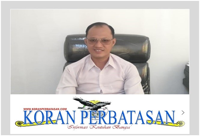 Kepala Desa Sri Tanjung Penglek memaparkan program prioritas desa tahun 2025 di ruang kerjanya.