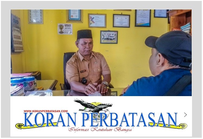 Kepala Desa Tanjung Mat Nawawi menjelaskan program prioritas Desa Tanjung tahun 2025 di ruang kerjanya.