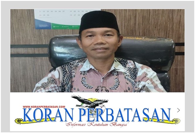 Kepala Dinas PTSP Anambas Abdul Rasyid menjelaskan inovasi pelayanan perizinan di ruang kerjanya