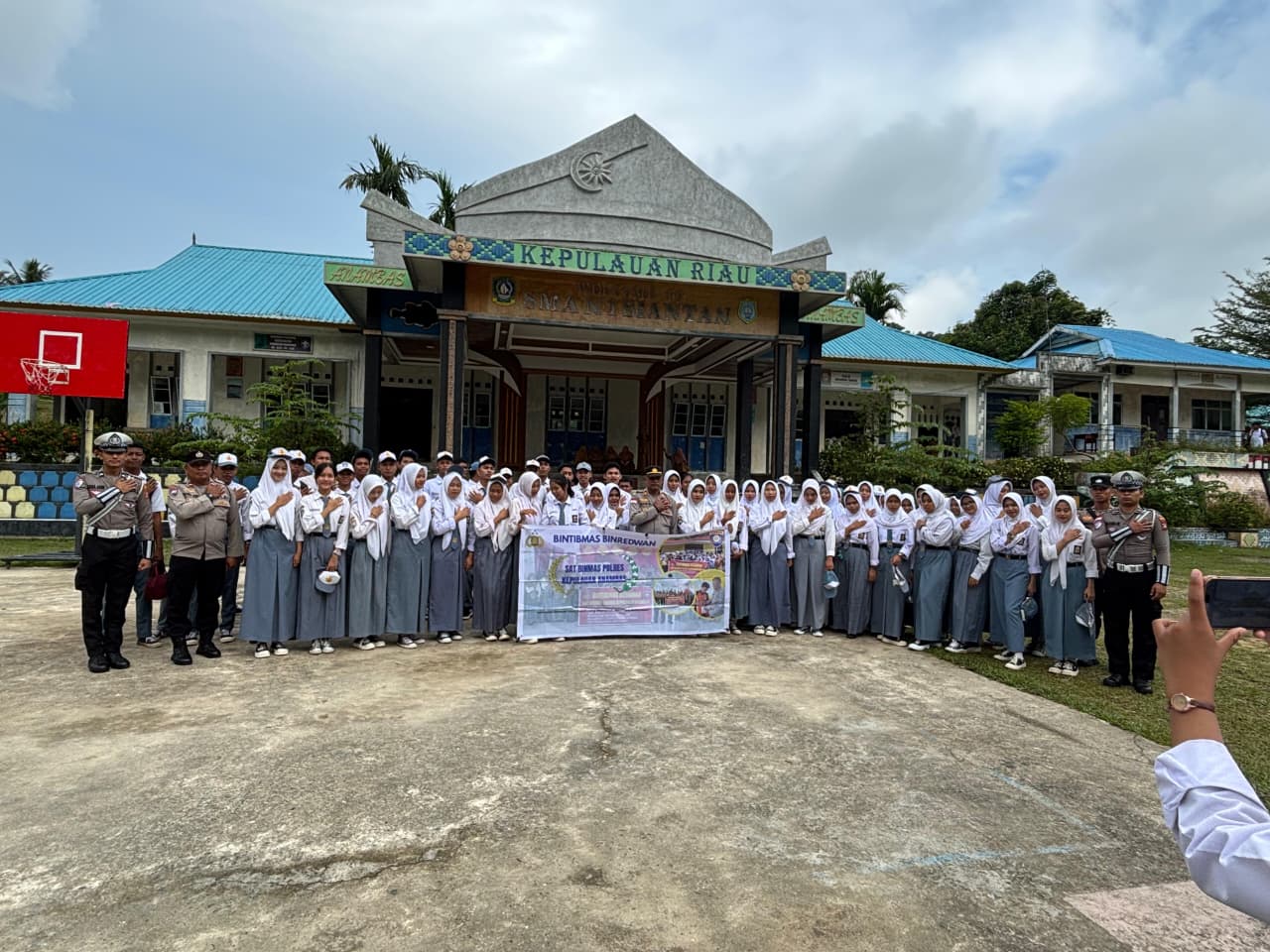 Potret bersama antara Satuan Pembinaan Masyarakat (Sat Binmas) Polres Kepulauan Anambas dan para siswa SMA Negeri 1 Siantan dalam program Police Go To School.