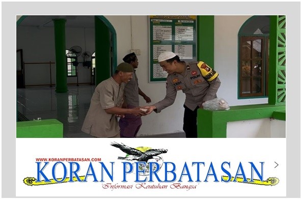 Bhabinkamtibmas Polsek Bunguran Tengah membagikan nasi bungkus kepada jamaah Masjid Baitul Muttaqin dalam kegiatan Jumat Berkah.