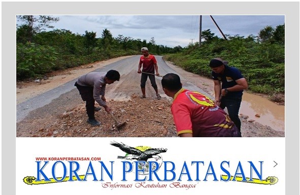 Bhabinkamtibmas dan warga Desa Gunung Putri gotong royong perbaiki jalan berlubang di ruas Jalan.