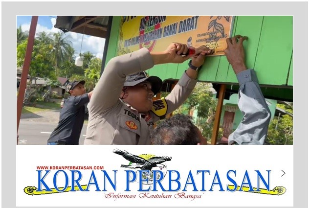 Semangat gotong royong Bhabinkamtibmas dan warga RW 05 Ranai Darat dalam memperbaiki Pos Satkamling, termasuk pembersihan area sekitar dan pemasangan struktur organisasi pos.