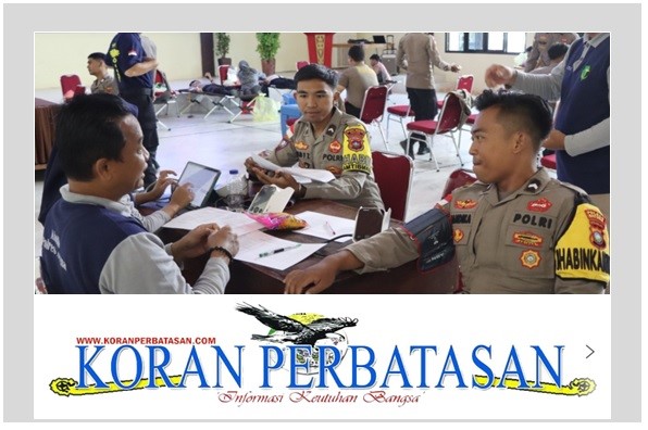 Potret personel Polres Natuna menyumbangkan darahnya dalam kegiatan donor darah yang bekerja sama dengan RSUD Natuna.