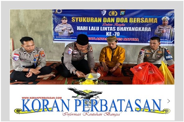Kasat Lantas Polres Natuna IPTU Erwan Toni menyerahkan potongan tumpeng kepada ustaz Pesantren Nurul Jannah dalam rangka HUT ke-70 Lalu Lintas Bhayangkara.