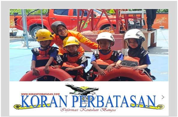 Petugas SAR Natuna memperkenalkan alat keselamatan kepada anak-anak TK dalam kegiatan edukasi.