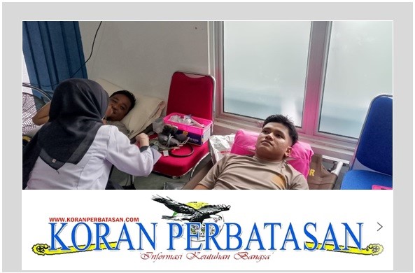 Personel Polres Kepulauan Anambas sedang melakukan donor darah di RSUD Tarempa dalam rangka memperingati HUT Humas Polri ke-74.