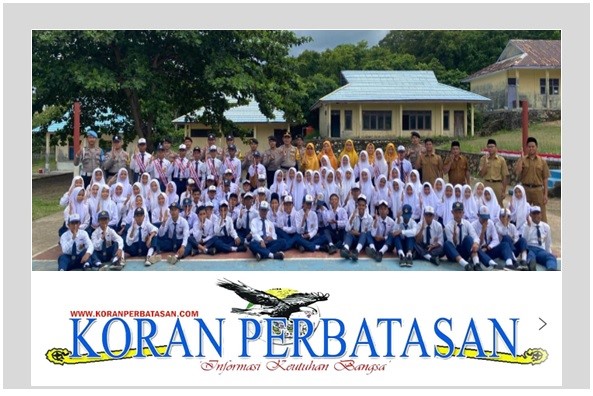 Potret Kapolsek Pulau Laut Ipda Ahmad Syukuri Hadi bersama para siswa SMPN 1 Pulau Laut dalam kegiatan Police Goes to School.