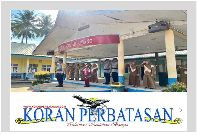 Bhabinkamtibmas Brigadir Raja Ari bertindak sebagai pembina upacara di hadapan siswa SDN 001 Air Payang dalam program Go To School.