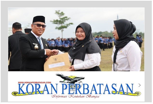 Wakil Gubernur Kepulauan Riau, Nyanyang Haris Pratamura, menyerahkan SK secara simbolis kepada perwakilan PPPK Paruh Waktu.