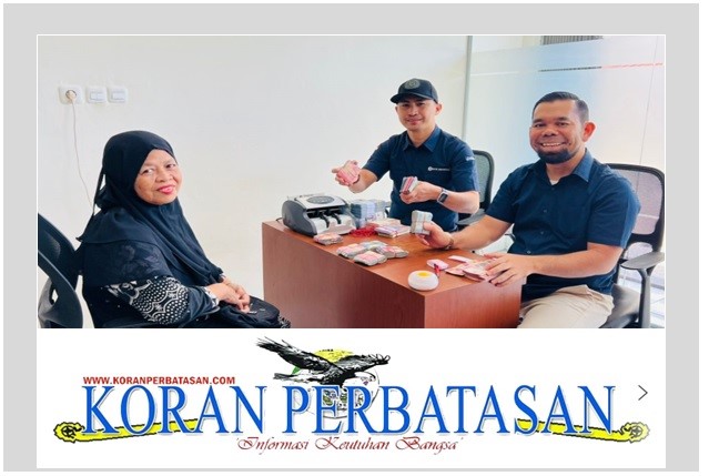 Potret suasana saat Petugas Bank Indonesia melayani masyarakat yang sedang melakukan transaksi penukaran uang.