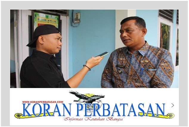 Potret sesi wawancara bersama Kepala Desa Kelanga Asmuri usai pelaksanaan kegiatan reses DPRD.