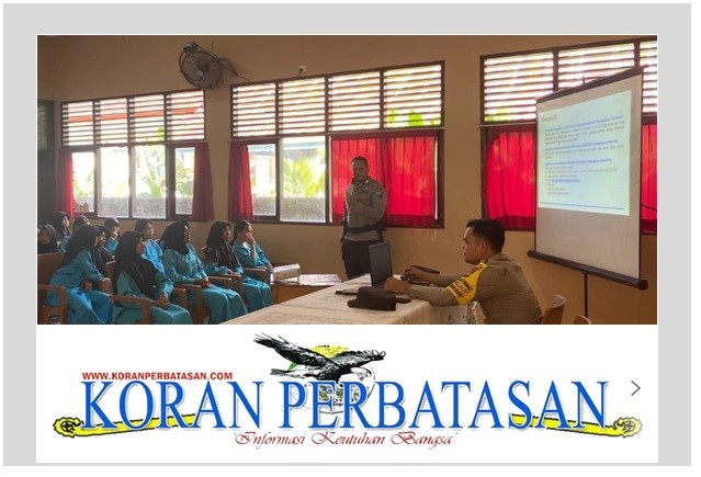 Potret Kanit Binmas Polsek Bunguran Barat Bripka Badri bersama Bhabinkamtibmas Briptu Alfri Abdi Banjar Nahor, memaparkan materi sosialisasi Penerimaan Siswa Baru SMA Kemala Taruna Bhayangkara di hadapan 34 siswa SMPN 1 Bunguran Barat.