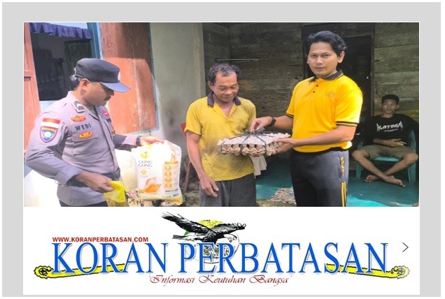 Potret penyerahan paket sembako oleh personel Polsek Midai kepada warga di wilayah Tanjung Kecamatan Midai dalam program Jumat Berkah Polri.