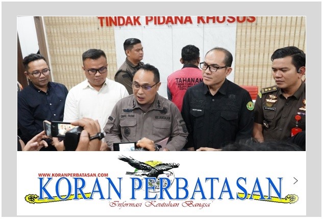 Potret Asisten Tindak Pidana Khusus Kejati Kepri Ismail Fahmi, S.H., M.H., didampingi Koordinator Bidang Pidsus Roi Carlis, S.H., M.H., dan Kasi Penerangan Hukum saat konferensi pers di Lobi Gedung Pidsus Kejati Kepri.