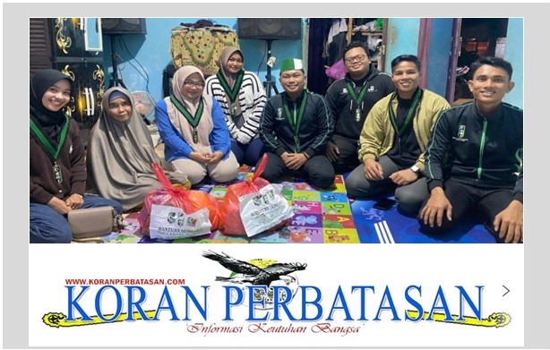 Ketua HMI Cabang Natuna menyerahkan bantuan sembako kepada korban kebakaran di Ranai.