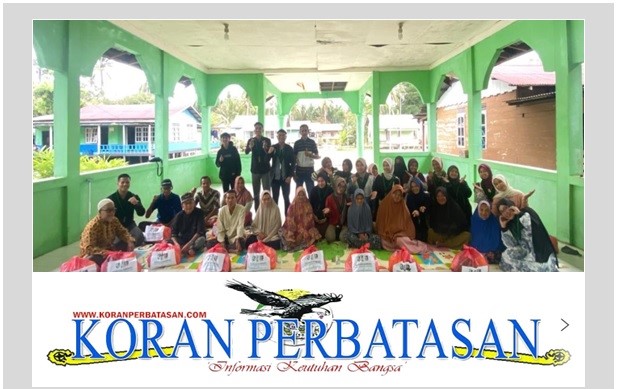 Ketua Umum HMI Cabang Natuna Fergiawan memberikan paket sembako kepada warga lansia di Desa Sebadai Hulu sebagai bagian dari peringatan Milad HMI ke-79.