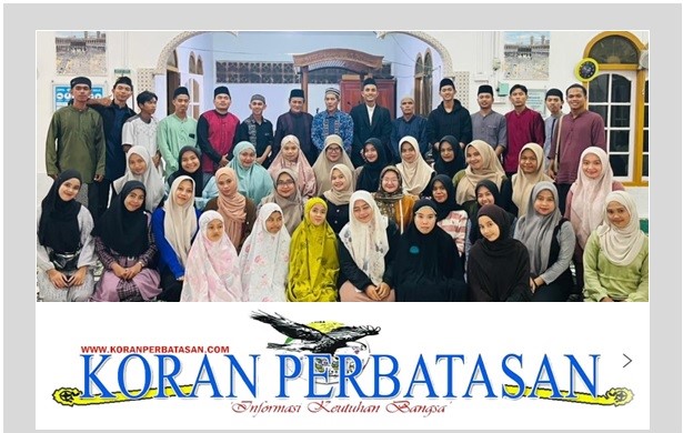 Presiden Mahasiswa STAI Natuna Muhammad Raus memberikan wakaf Al-Qur'an dan memberikan tausiyah di Masjid An-Nur Singgang Bulan.