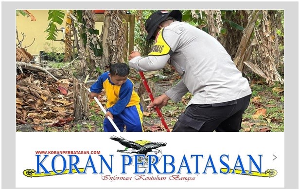 Personel Polres Natuna membersihkan lingkungan SLB Negeri Natuna dalam kegiatan gotong royong.