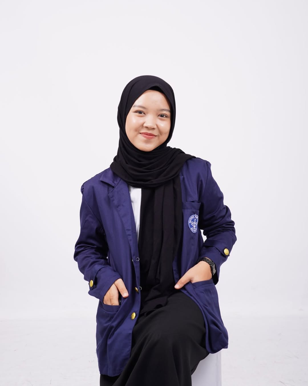 Relawan menanam bibit mangrove di pantai Natuna untuk rehabilitasi ekosistem, sorotan korupsi dana mangrove Natuna.